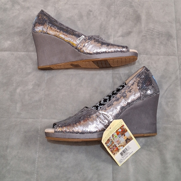 NWT Toms Silver Sequin Wedge Shoes - Picture 2 of 5